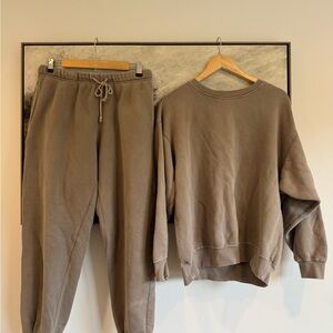 Women's Taupe Sweatpants & Sweatshirt Set